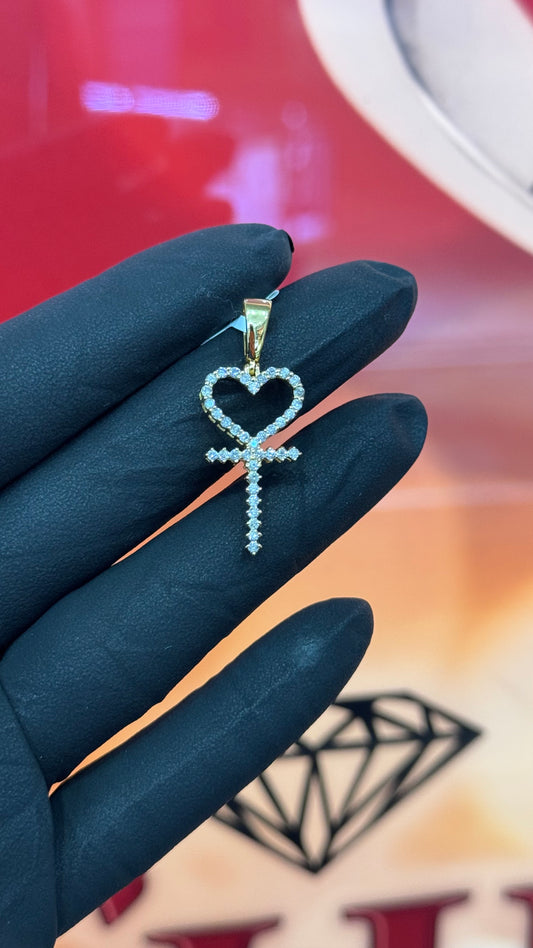 10Kyg 0.43Ctw Dia Heart Cross